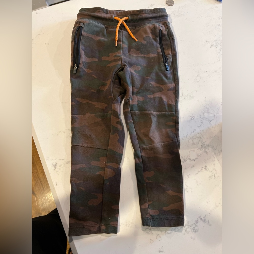 BNWT (first and third pictures are another pair) Gap Fit Tech Pant (Camo) 3T